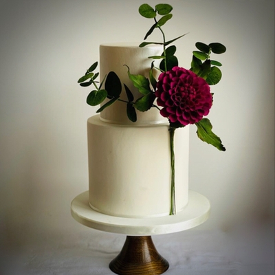 Hertfordshire wedding supplier shares top tips for cakes on a budget