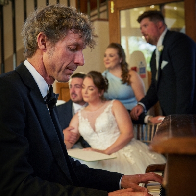 Check out this Hertfordshire wedding pianist
