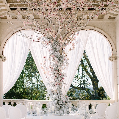 Get ready to say “I Do!” with tips from celebrity florist, Larry Walshe
