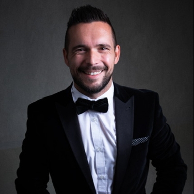 Wedding News: Be entertained by Stephen B Wiley at Ascot Racecourse's Signature Wedding Show