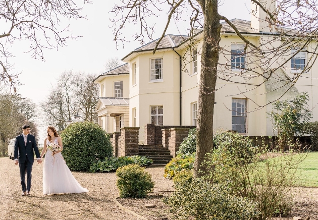 Toddington Park exterior and wedding couple